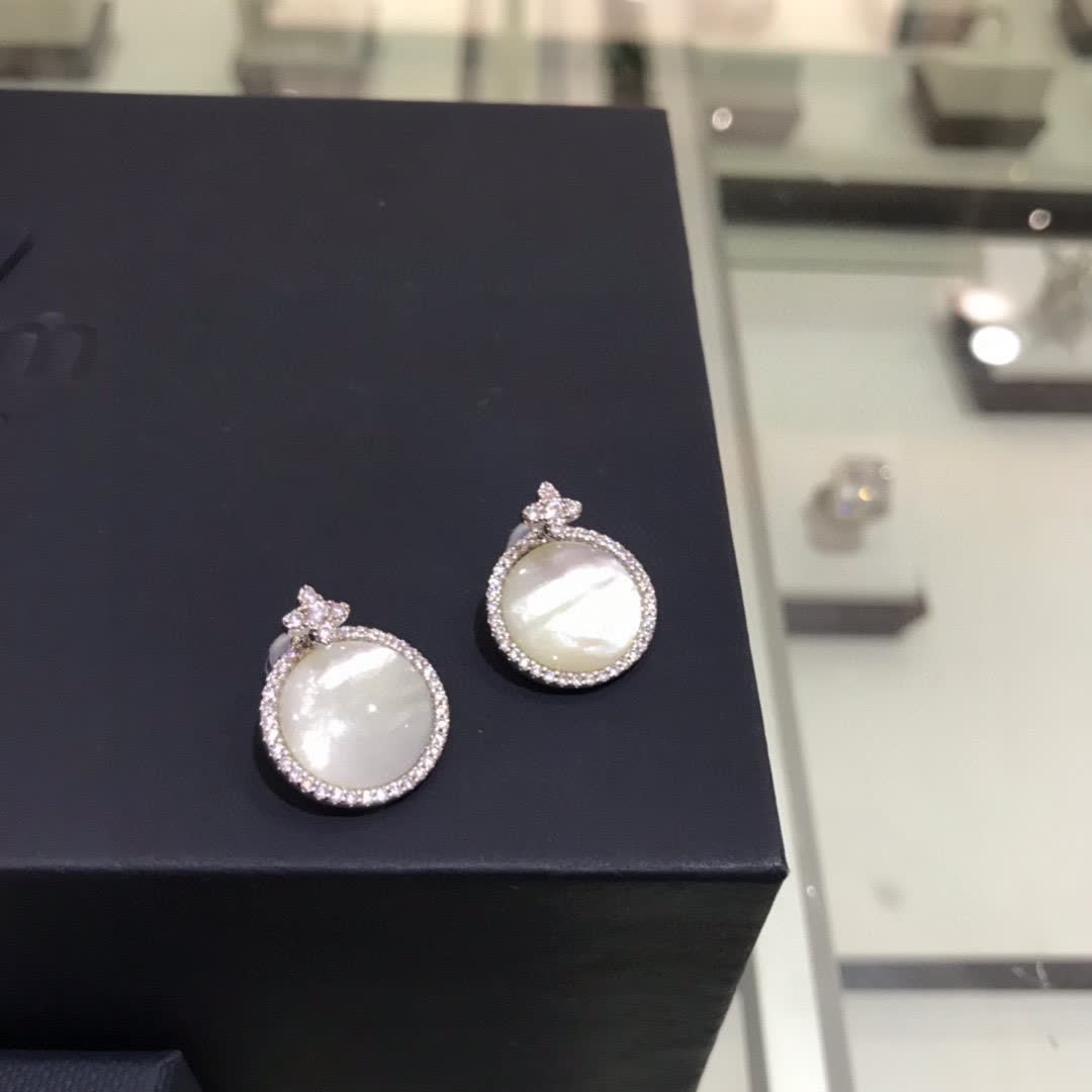 Van Cleef & Arpels Elegant White Pearl Stud Earrings with Diamond Accents